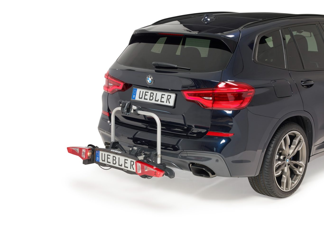 F Serie F14 BMW X3 mit Fahrradträger an der Heckklappe.